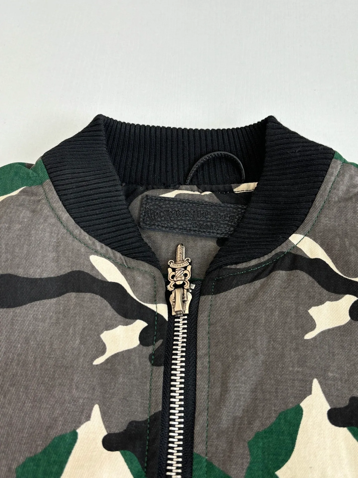 P1010 Chrome Heat*/CH Chrome Heat Camouflage Flight Jacket Cotton Jacket was purchased and developed by a Los Angeles agent for US$5,600. This model is made of custom-made military canvas fabric and is reproduced 1:1 according to the original model, with a piece of cloth printed camouflage pattern. The customization period for the chest sex pattern stamp is 20 days, the minimum order is 1800 pieces, and the color plate is matched. The hardware buckles are all made of electroplated 925 silver material, the weight is perfectly restored, and they are aged and oxidized to black. The back printing uses positioning screen glue printing, and the sleeve pockets are also positioned and opened by a template machine.  Size: M/L/XL/XXL